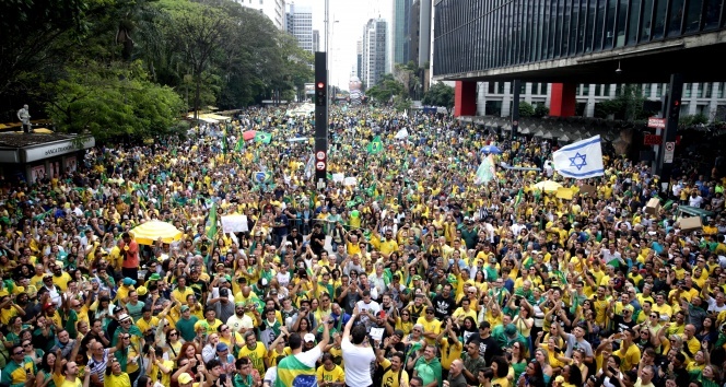 Brezilya sokaklara döküldü