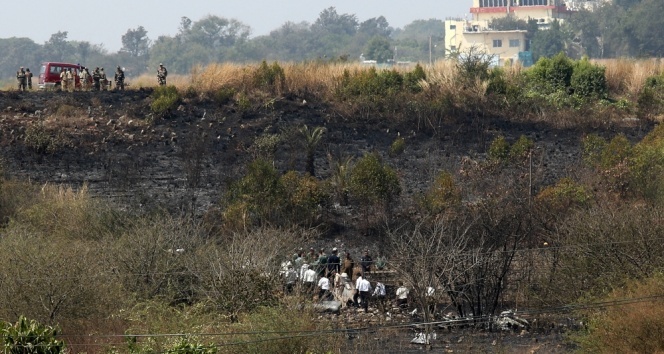 Hindistan savaş uçağı düştü: 2 ölü